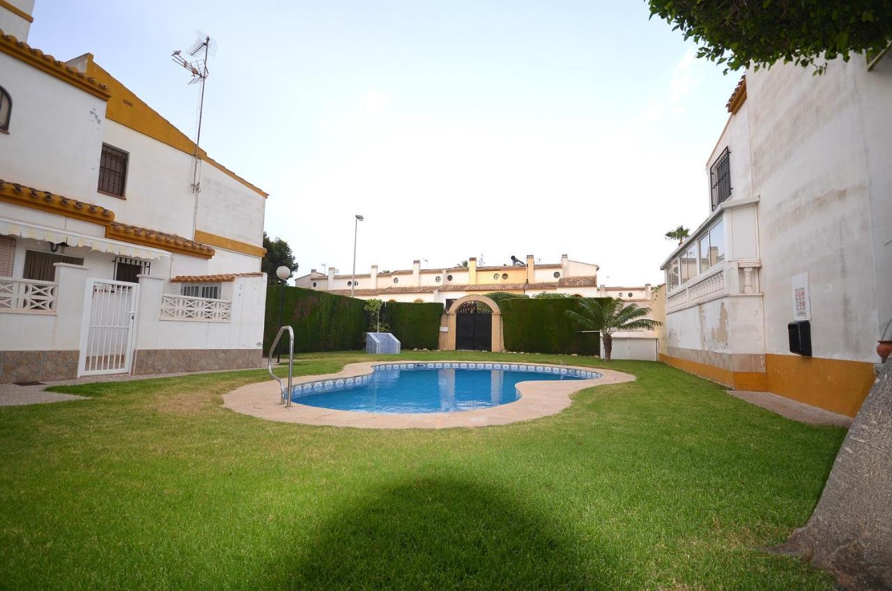 Agradable Adosado Con Piscina, Duchas Hidromasaje Villa Torrevieja Ngoại thất bức ảnh