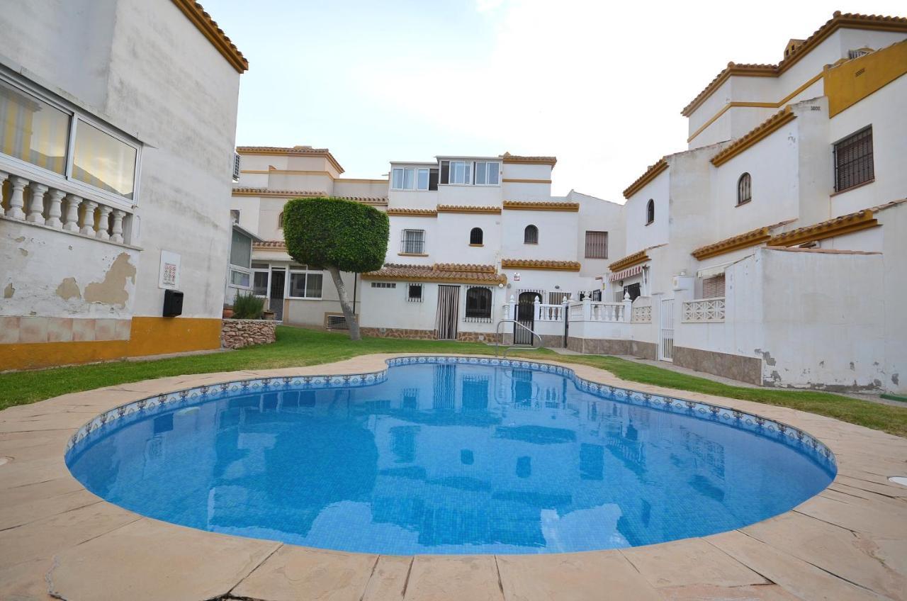 Agradable Adosado Con Piscina, Duchas Hidromasaje Villa Torrevieja Ngoại thất bức ảnh