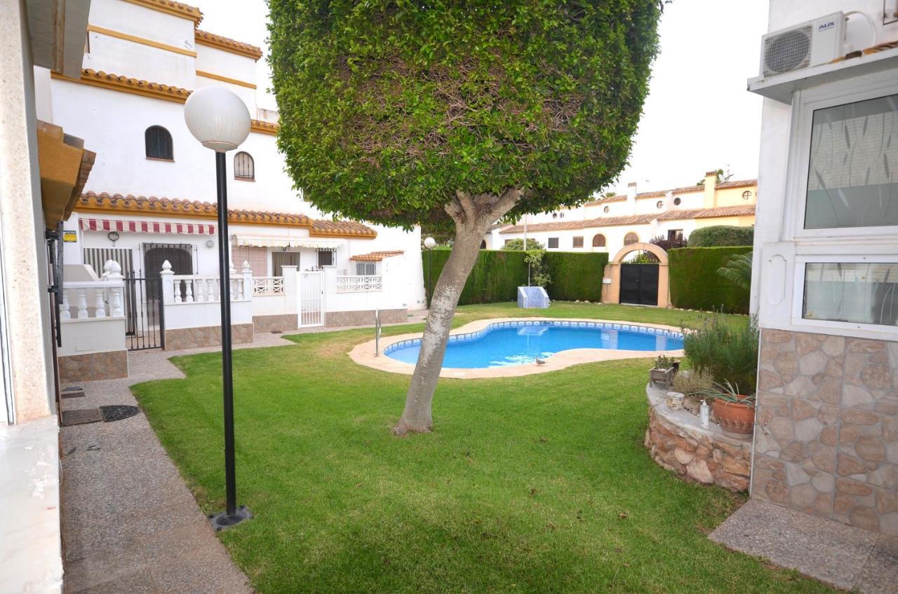 Agradable Adosado Con Piscina, Duchas Hidromasaje Villa Torrevieja Ngoại thất bức ảnh