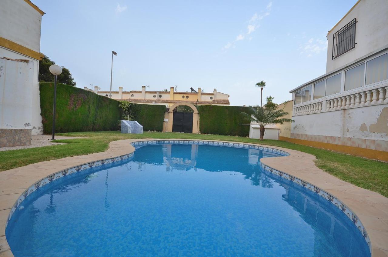 Agradable Adosado Con Piscina, Duchas Hidromasaje Villa Torrevieja Ngoại thất bức ảnh